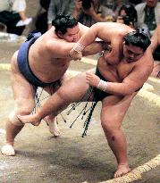 Miyabiyama tastes defeat at summer sumo